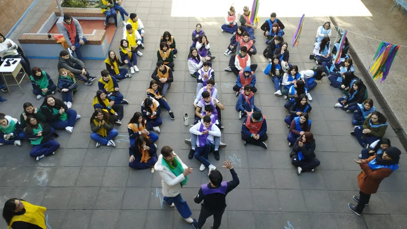 Juegos Cooperativos 2025 - Estudiantes participando en actividades